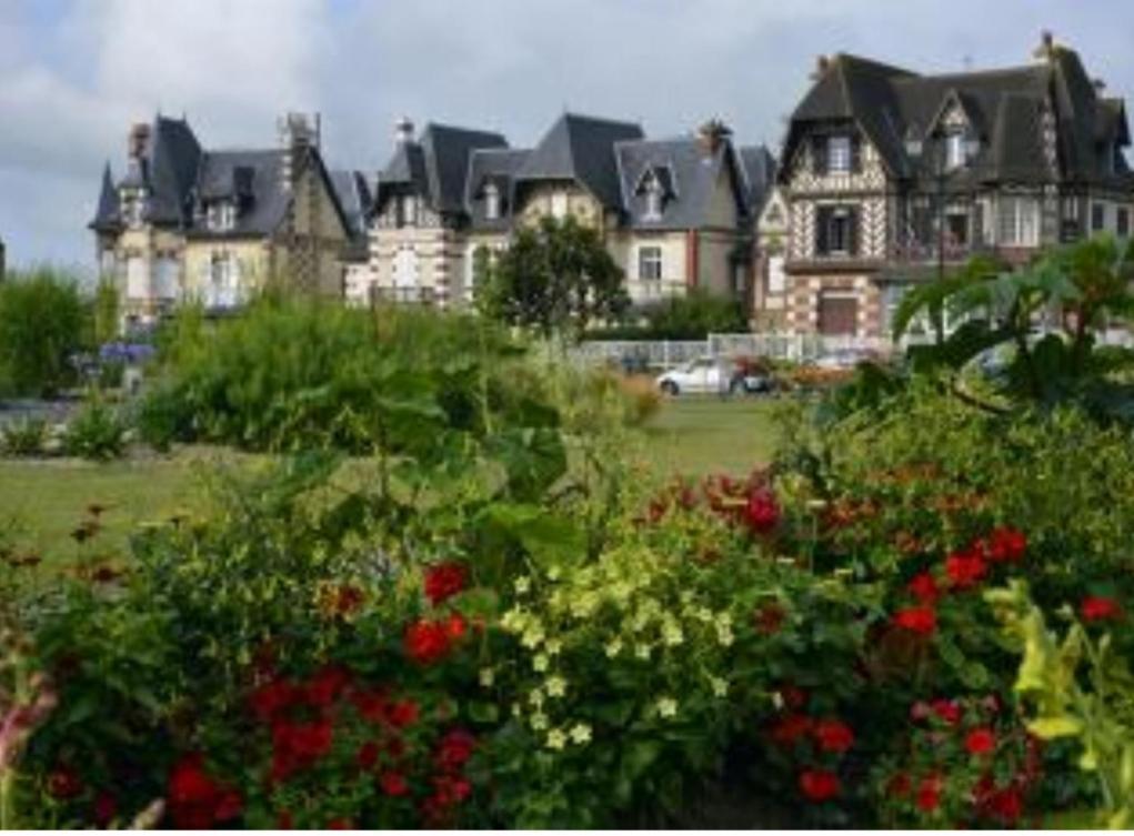 Cosy Appartement Dans Une Villa Avec Piscine, Proche Du Centre Et De La Mer Cabourg Exterior foto